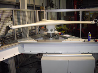 Composite material fatigue test bench